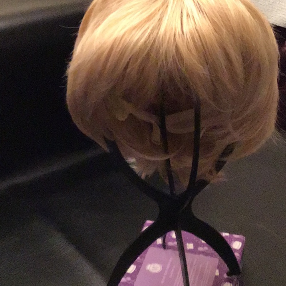 Ladies blonde wig  new no tag